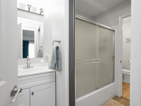 2437 Saint Helena Dr 4, Hayward CA 94542