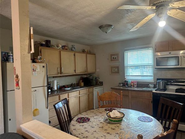 836  Travis Street , Garland Texas 75040
