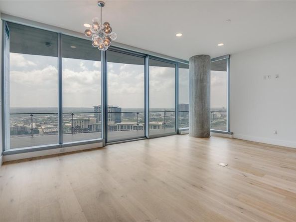 3130 N Harwood Street  1802, Dallas Texas 75201