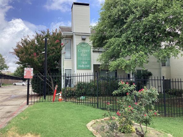 7431  Holly Hill Drive  105, Dallas Texas 75231