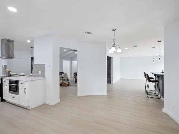 2204  Winewood Lane , Arlington Texas 76013