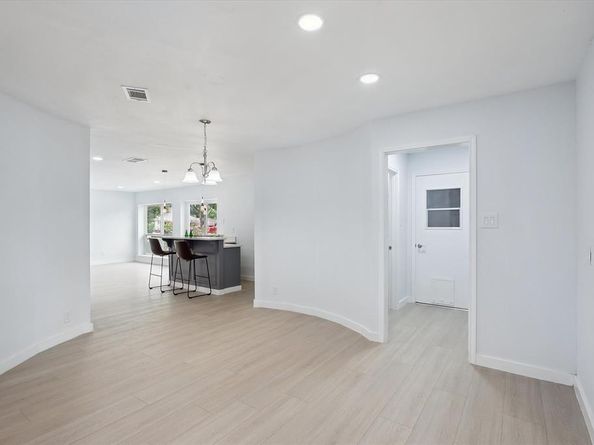 2204  Winewood Lane , Arlington Texas 76013