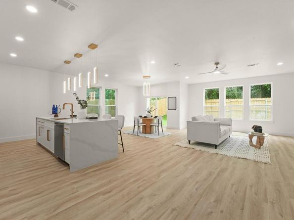 1344  Compton Street , Dallas Texas 75203