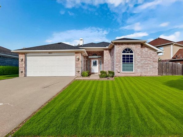 211  Ember Glen Drive , Arlington Texas 76018