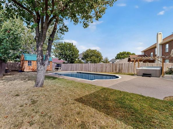 211  Ember Glen Drive , Arlington Texas 76018