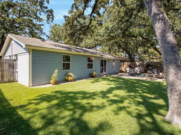 805  Clover Park Drive , Arlington Texas 76013