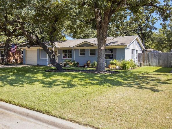 805  Clover Park Drive , Arlington Texas 76013