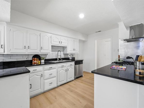 1711  Essex Avenue , Dallas Texas 75203