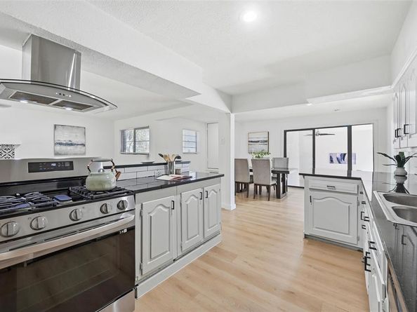 1711  Essex Avenue , Dallas Texas 75203