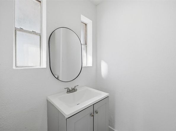 1711  Essex Avenue , Dallas Texas 75203