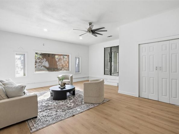 1711  Essex Avenue , Dallas Texas 75203