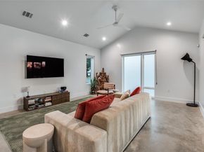 1021  Nomas Street , Dallas Texas 75212