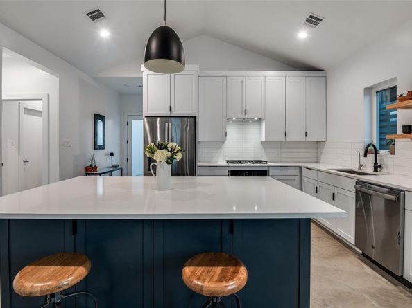 1021  Nomas Street , Dallas Texas 75212