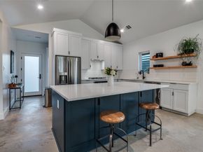 1021  Nomas Street , Dallas Texas 75212