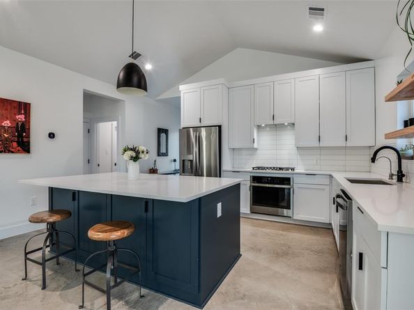 1021  Nomas Street , Dallas Texas 75212