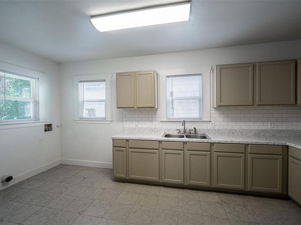 924 E Leuda Street , Fort Worth Texas 76104