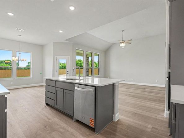 736  Candace Drive , DeSoto Texas 75115