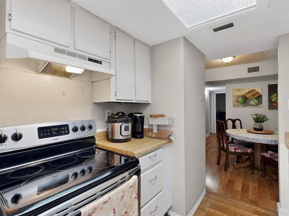 7431  Holly Hill Drive  108, Dallas Texas 75231