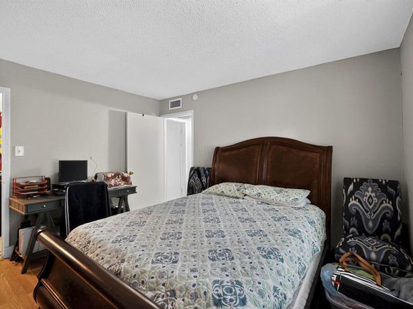 7431  Holly Hill Drive  108, Dallas Texas 75231