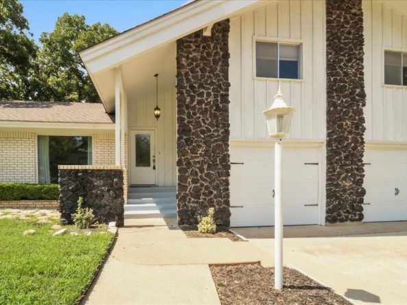 2803  Oak Cliff Lane , Arlington Texas 76012