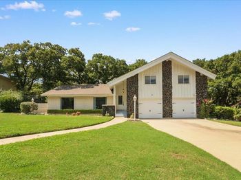 2803  Oak Cliff Lane 