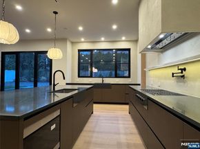 2 Maple Street, Englewood Cliffs NJ 07632