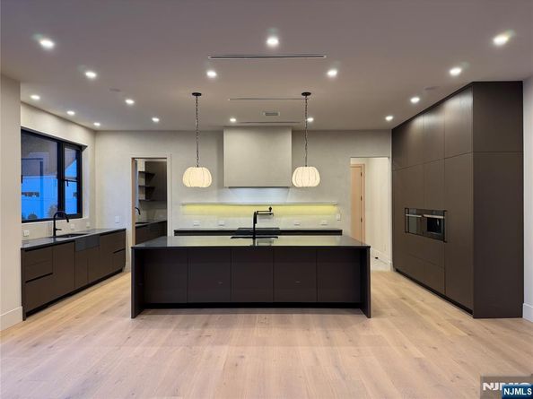 2 Maple Street, Englewood Cliffs NJ 07632