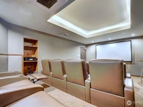 2033 2nd Avenue 2010, Seattle WA 98121