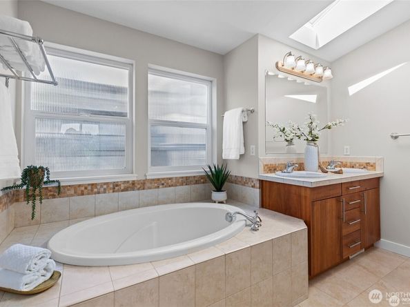 31 Etruria Street B, Seattle WA 98109
