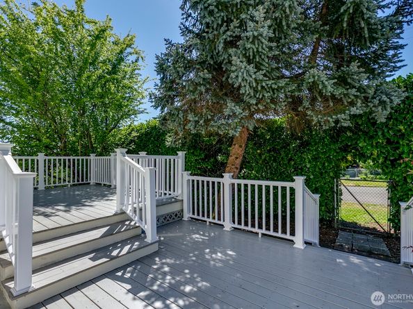 12001 20th Avenue NE, Seattle WA 98125
