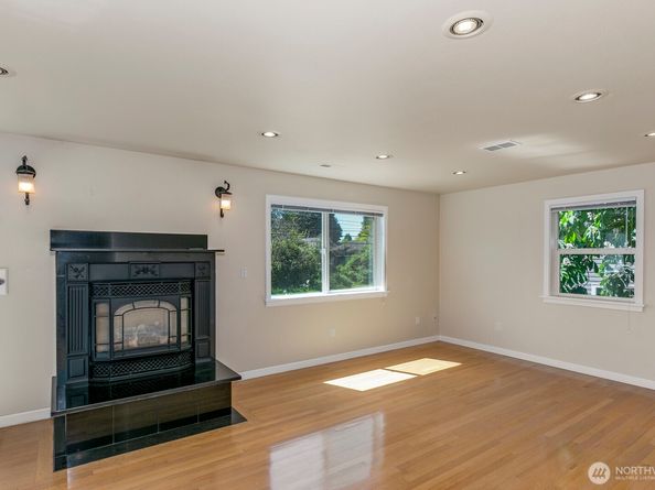 12001 20th Avenue NE, Seattle WA 98125