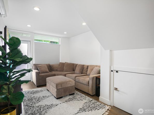 1055 S Cloverdale, Seattle WA 98108