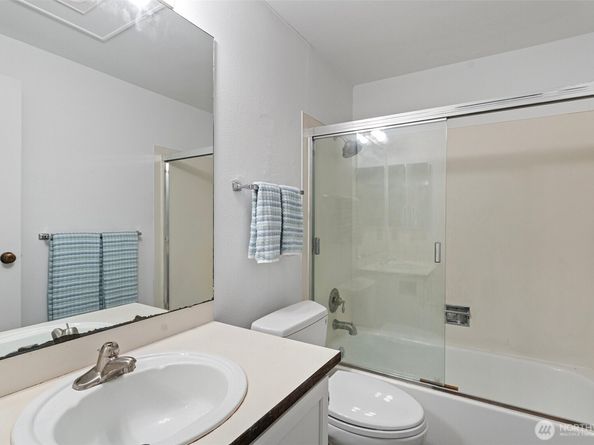 15734 NE 70th Ct 15734, Redmond WA 98052