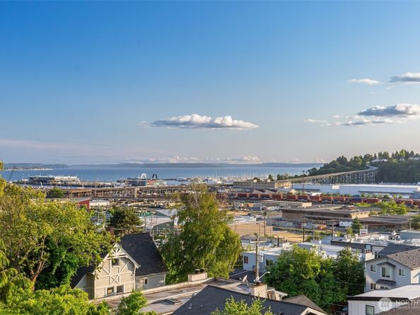 2241 13TH Avenue W 201, Seattle WA 98119