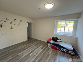 9525 S 221st Place, Kent WA 98031