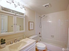 4641 W Lake Sammamish Parkway SE F205, Issaquah WA 98027