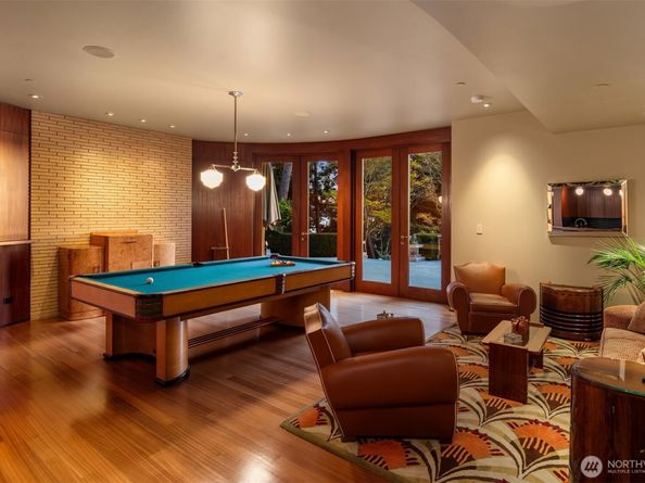415 Shoreland Drive SE, Bellevue WA 98004