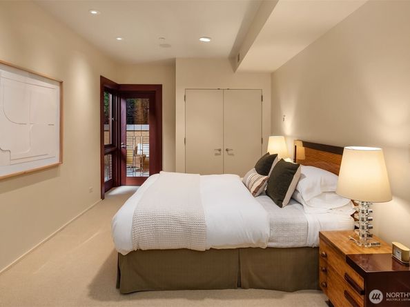 415 Shoreland Drive SE, Bellevue WA 98004