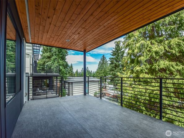 15558 NE 15th Place 301, Bellevue WA 98007
