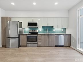 1085 103rd Avenue NE 204, Bellevue WA 98004