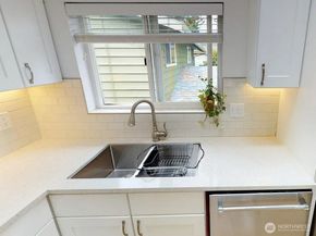 12043 Bartlett Avenue NE, Seattle WA 98125