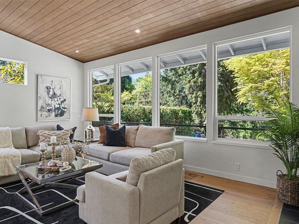 6560 W Mercer Way, Mercer Island WA 98040