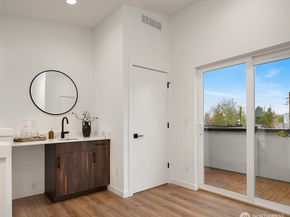 7428 2nd Avenue NE, Seattle WA 98115