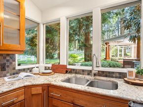 16 Bridlewood Circle, Kirkland WA 98033