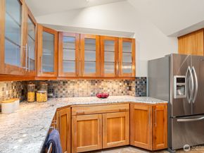 16 Bridlewood Circle, Kirkland WA 98033