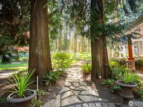 16 Bridlewood Circle, Kirkland WA 98033