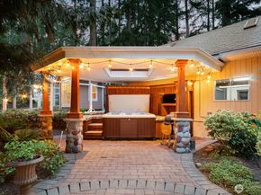 16 Bridlewood Circle, Kirkland WA 98033
