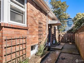 1821 N 47th Street, Seattle WA 98103