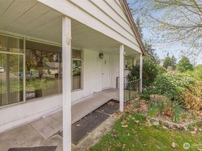 1305 N 171st Street, Shoreline WA 98133