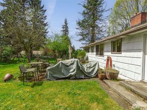 1305 N 171st Street, Shoreline WA 98133